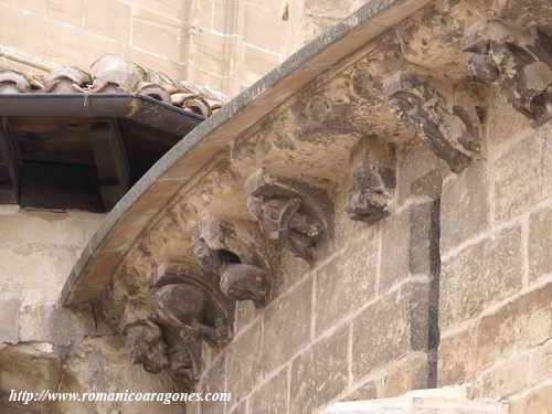 CANECILLOS DE LA GIROLA. vANO ASPILLERADO DE LA GALERÍA SOBRE EL DEAMBULATORIO 